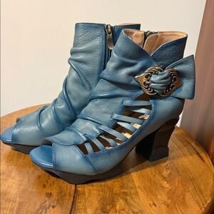 L’Artiste by Spring Step Nesgara Open Toe Bootie